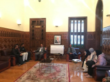 ممثلون عن الطلاب خلال اجتماع مع سفير موريتانيا في مصر بحثا عن حل للقضية