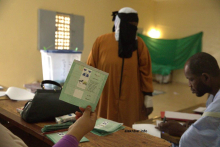 من مكتب تصويت في مدينة الزويرات شمال البلاد صباح اليوم (الأخبار)