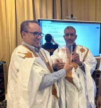 رئيس الجالية الموريتانية في مالي إوم ولد لحبيب يسلم درع التكريم للسفير السابق أحمدو ولد أحمدو