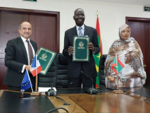 مفوضة الأمن الغذائي، ووزيرالشؤون الاقتصادية، والسفير الفرنسي في موريتانيا خلال توقيع الاتفاقية