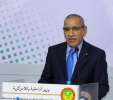 وزير الداخلية واللا مركزية محمد أحمد ولد محمد الأمين خلال مؤتمر صحفي مساء اليوم