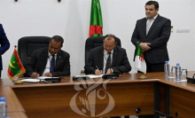 وزير التجهيز والنقل الموريتاني، ووزير الأشغال العمومية الجزائري خلال توقيع مذكرة التفاهم