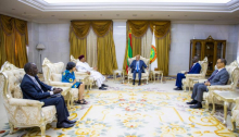 الرئيس محمد ولد الغزواني و رئيس المجموعة المستقلة رفيعة المستوى للأمن والتنمية في الساحل، الرئيس السابق للنيجر محمدو أوسوفو (وما)