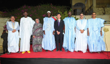 السفير الياباني مع الوفد الحكومي الموريتاني خلال الاحتفالية الليلة