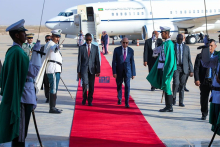 الرئيس محمد ولد الغزواني في مطار نواكشوط الدولي خلال عودته من لندن (وما)
