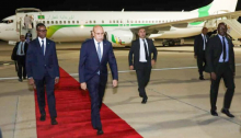 الرئيس محمد ولد الغزواني في مطار نواكشوط خلال عودته من مصر (وما)