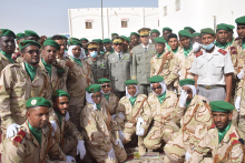 صورة جماعية لبعض أعضاء الدفعة المتخرجة مع قادة عسكريين (وما)