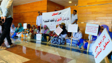 أطباء مقيمون يرفعون لافتات احتجاجية خلال اعتصامهم  في مبنى وزارة الصحة بنواكشوط 
