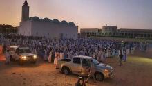 المصلون على جنازة ولد بدر الدين مساء السبت في باحة جامع ابن عباس