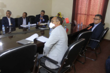 الخبراء الموريتانيون خلال متابعة اللقاء الجمعة بنواكشوط 