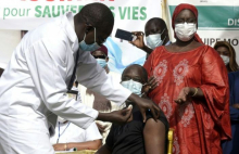 وزير الصحة السنغالي عبدولاي ديوف صار خلال تلقيه جرعة لقاح ضد كورونا 