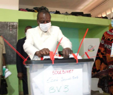 ألفا كوندي: رئيس غينيا كوناكري لدى تصويته في الانتخابات الرئاسية 