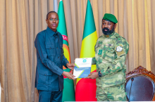 الرئيس الانتقالي المالي الجنرال عاصيمي غويتا ووزير الاقتصاد الحسيني سانو