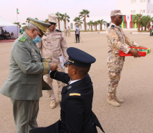 قائد أركان الجيوش محمد ولد مكت يقلد رتبة لأحد أفراد الدفعة المتخرجة