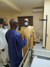 الرئيس السنغالي ماكي صال يرتدي كمامة لدى زيارته أحد المستشفيات بداكار