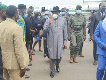 غودلاك جوناثان: رئيس نيجيريا السابق ورئيس بعثة الإيكواس للوساطة في مالي لدى وصوله باماكو.