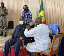 الرئيس السنغالي ماكي صال خلال تلقيه جرعة لقاح ضد كورونا