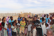 الأطفال تجمعوا على أنقاض مدرستهم التي تم هدمها في تعثرت أشغال إعادة بنائها (الأخبار)