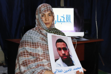 عيش الشيخ أحمد الفيلالي أخت الشاب محمد الأمين الفيلالي المعتقل في ليبيا 