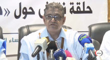 نقيب الصحفيين الموريتانيين أحمد طالب المعلوم خلال كلمته في حلقة النقاش أمس (بلوار ميديا) 