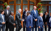 الرئيس الأمريكي جو بايدن ورئيس الاتحاد الإفريقي ماكي صال على هامش قمة دولية سابقة 