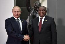 رئيس جنوب إفريقيا سيريل رامافوزا والرئيس الروسي فلاديمير بوتين 
