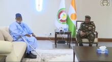 رئيس المجلس العسكري الحاكم في النيجر الجنرال عبد الرحمن تياني ورئيس وفد إيكواس عبد السلام أبوبكر 