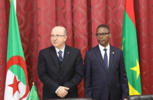 رئيس الوزراء الموريتاني ونظيره الجزائري خلال حضورهما فعاليات توقيع مجموعة اتفاقيات تعاون وشراكة بين البلدين اليوم بنواكشوط (الأخبار)