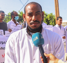 الدكتور إبراهيم حمادي انكيدة متحدثا للأخبار باسم الأطباء الأخصائيين غير المكتتبين خلال وقفة احتجاجية اليوم بنواكشوط (الأخبار)