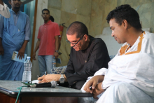الإعلامي والكاتب الحسن ولد لبات أثناء توقيع إحدى نسخ كتابه "عبقرية آلمودات" خلال حفل اليوم بنواكشوط (الأخبار)