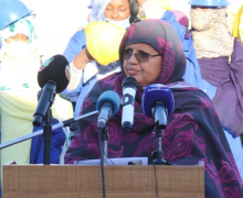 فاطمة عبد المالك رئيس جهة نواكشوط خلال كلمتها بالحفل المنظم مساء اليوم (الأخبار)