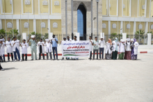 مجموعة من الأطباء العاطلين عن العمل خلال وقفة احتجاجية اليوم أمام مبنى الجمعية الوطنية (الأخبار)