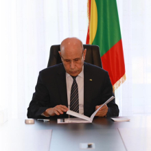 الرئيس الموريتاني محمد ولد الغزواني خلال اجتماع بالقصر الرئاسي اليوم (المكتب الإعلامي للرئاسة)