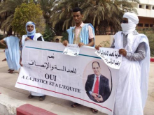 أفراد من أسرة ولد أحمد بوها خلال وقفة للمطالبة بإنصافه