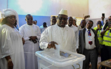 الرئيس السنغالي ماكي صال خلال الإدلاء بصوته في الانتخابات التشريعية