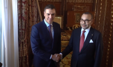 العاهل المغربي محمد السادس لدى استقباله رئيس الحكومة الإسبانية بيدرو سانشيز 