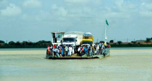 عبارة روصو، وسيلة النقل على متن النهر بين موريتانيا والسنغال