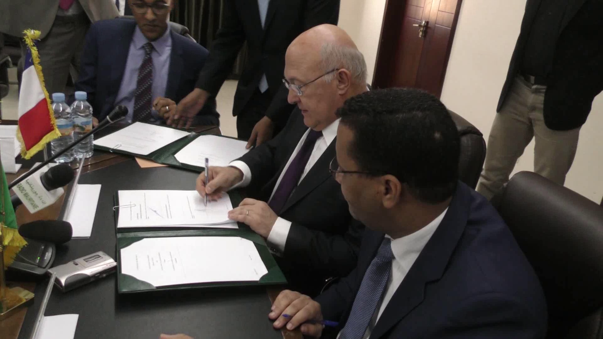 وزير الاقتصاد والمالية الفرنسي ميشيل سابين ونظيره الموريتاني المختار ولد اجاي خلال توقيع اتفاقية تمويل بنواكشوط.