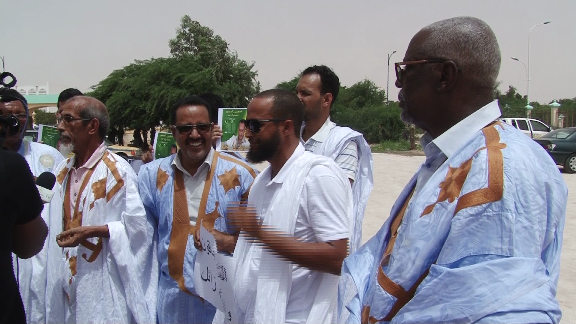 بعض الشيوخ خلال الاحتجاج أمام مبنى مجلس الشيوخ بالعاصمة نواكشوط.