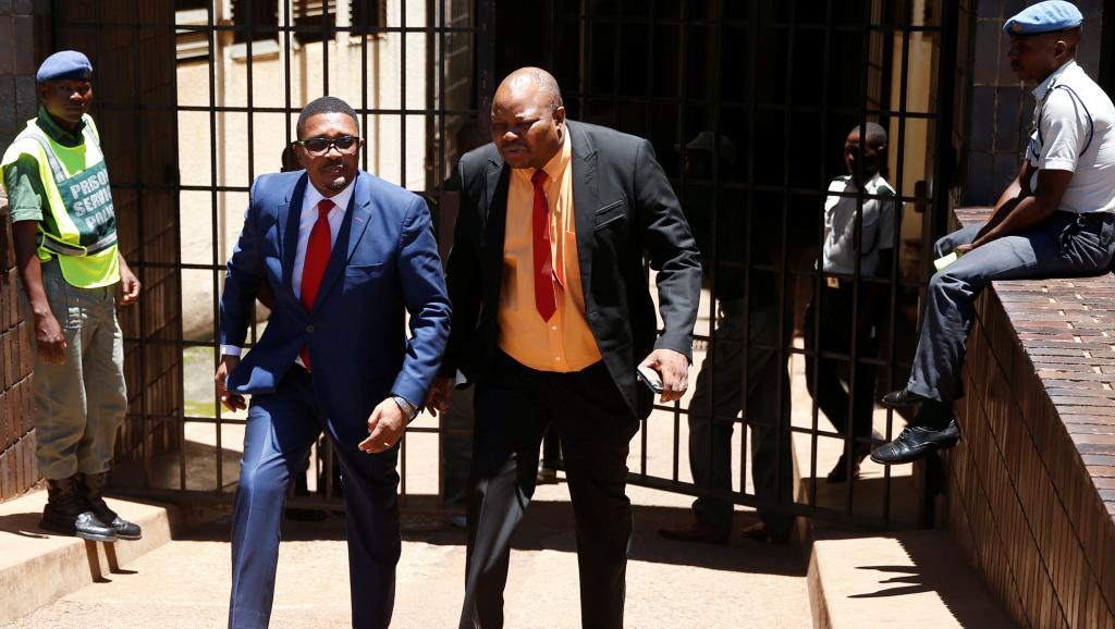 وولتر مزامبي الوزير السابق للشؤون الخارجية الزيمبابوي ومحاميه جوب سيخالا لدى الخروج من المحكمة.